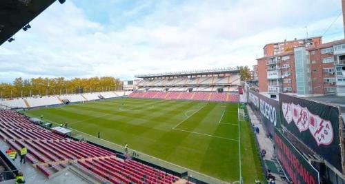 巴列卡诺主帅：主场草皮情况不佳，这让巴萨和我们都感到担忧