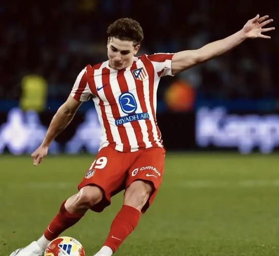 巴萨12皇家社会,立柱和越位成为禁锢,榜首优势缩小为1分