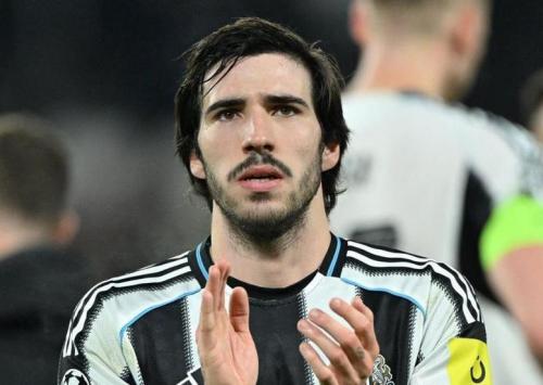 7500万欧顶配中场！曝曼联将签托纳利，1亿欧敲定卡塞米罗接班人