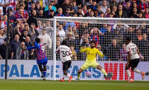 英超官方：因交通堵塞，水晶宫vs伯恩利的比赛推迟10分钟开球